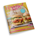 Titelbild der Zeitschrift „slowly veggie! Vegetarisch & vegan genießen“, gelber Hintergrund mit zwei großen vegetarischen Burgern mit Sesambrötchen, Salat, Krautsalat, Tomaten und Jackfruit-Füllung auf grauem Tablett. Textangaben u. a.: „BURGER, WRAPS & BOWLS“, „68 Gute-Laune-Rezepte für den Sommer“, „Beeren-Saison“, „Coolcation“ und „Rezepte, die glücklich machen“.