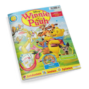 Bunt illustriertes Kinderheft mit dem Titel „Disney Winnie Puuh“. Auf dem Cover sind die Figuren Winnie Puuh, Tigger, Ferkel und Rabbit in einer Wiesenlandschaft mit Bäumen und Vögeln zu sehen. Textelemente: „EXTRA: Shopping-Set 8 Teile“, „Poster und Rätsel“, „Naturforscher süßer Tiernachwuchs“, „Entdecken Malen Spielen“. Unten links Abbildungen weiterer Hefte mit der Aufschrift „Zum Herausnehmen!“.