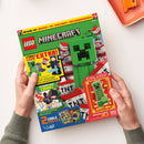 Titelblatt eines LEGO Minecraft-Magazins, Ausgabe Nr. 45, mit grünem Creeper aus LEGO-Steinen im Vordergrund vor zahlreichen roten TNT-Blöcken, Schriftzüge „DIESMAL MIT CREEPER + TNT-SCHLEUDER + EXPLOSIONSEXPERTE“, „STARKES LEGO EXTRA!“ und „EXKLUSIV! LIMITIERTE KARTE NR. 11“, außerdem kleine Bilder mit Figuren, Comicszenen und zwei Poster-Hinweisen, gehalten von zwei Händen vor hellem Hintergrund.