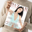 Person in beigem Strickpullover hält ein Magazin mit weißem Cover, Titel „Harper’s Bazaar“, Ausgabe 05/06 2025. Auf dem Titel ein weibliches Model mit langem dunklem Haar und mintgrünem, tief ausgeschnittenem Kleid, zentral platziert. Text auf dem Cover: „DER BAZAAR ART GUIDE“, „HOSENANZÜGE AUFREGEND ANDERS“, „THE GREAT OUTDOORS“ und „JENNIE – EXKLUSIV: DER BLACKPINK-STAR ÜBER IHR SOLO-ALBUM UND SELBSTBEWUSSTEN STYLE“.