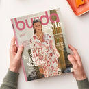 Titelblatt der Zeitschrift „burda style“ mit einer weiblichen Person in einem weißen, kimonoartigen Kleid mit rotem Pflanzenmuster vor hellem Hintergrund. Sichtbare Texte: „LUST AUF SONNE“, „SUNKISSED – Orientalische Prints und luftige Schnitte“, „EXTRA FÜR IHN – Lässige Essentials im coolen Retro-Style“, „Oui! BRIGITTE BARDOT“, „Iconic Pattern“ sowie „Nähen aus Leidenschaft“ im oberen Randbereich.