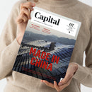 Person in beigefarbenem Strickpullover hält das Magazin „Capital“ Ausgabe 07/2020 aufrecht in den Händen, Titelthema „MADE IN CHINA“ in großen roten Buchstaben über einer Luftaufnahme von ausgedehnten Solarpanelflächen; sichtbare Textelemente: „Wirtschaft ist Gesellschaft“, „Neue Technologie – Die Robobiz kommen nach Europa“, „Aktienanlage – 15 Qualitätsaktien, die jetzt günstig sind“.
