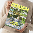 Titelbild der Zeitschrift „COUCH“ mit großem gelbem Logo und dem Untertitel „Alles, was du liebst“. Abgebildet ist eine Person in heller Kleidung an einem gedeckten Gartentisch unter einer Pergola mit weißen Blüten. Schlagzeilen u. a.: „Wohnen im grünen Bereich“, „Gartenglück – Outdoor-Möbel, Blumen-Deko, Profi-Pflanztricks“, „Besser schlafen – Kissenguide für jeden Schlaftypen“, „Farbtrend Rosabi“, „Festival-ABC“. Eine hell gekleidete Person hält das Magazin vor neutralem Hintergrund.