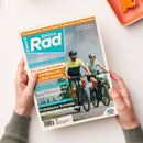 Titelblatt der Zeitschrift „ElektroRad“ mit einem Foto eines männlichen und einer weiblichen Person auf E-Bikes, beide mit Helmen und sportlicher Kleidung vor einer Berglandschaft. Sichtbare Texte: „Für neue Horizonte – SUV-Bikes mit High-End-Technik“, „Test: 11 Sättel für top Sitzkomfort“, „Fränkische Schweiz: Ein Paradies für Radler“ sowie Kopfzeile „Sommerglück: Hitze-Tipps für Mensch und Maschine“.