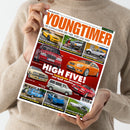 Person in beigem Strickpullover hält Zeitschrift „YOUNGTIMER – Die Kultklassiker der 70er, 80er und 90er“ mit orange-weißem Titelkopf. Auf dem Cover mehrere Fahrzeuge, darunter roter Ford Focus ST, orangefarbener Sportwagen, silberner Mercedes E 250, gelber Chevrolet Camaro, weißer Audi 100 C3, sowie verschiedene Kleinwagen. Überschrift: „HIGH FIVE! Warum Fünfzylinder besonders viel Spaß machen“, weitere Texte zu Oldtimern, Restaurierung und Modellen.