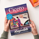 Titelblatt des Magazins „Cicero – Magazin für politische Kultur“ mit violett-roter Skyline von Berlin im Hintergrund. Im unteren Bereich eine Illustration: eine männliche Person in Anzug läuft an einer Plakatwand mit Logos von Parteien wie SPD, CDU, FDP, AfD, Die Linke, Die Grünen und BSW vorbei, während sich das Bild teilweise wie ein Blatt ablöst. Text: „Abgewählt – Der Untergang des deutschen Parteiensystems“ sowie ein blauer Aufkleber „SENDSTÖRUNG“.