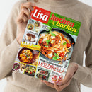 Person mit beigefarbenem Strickpullover hält eine Food-Zeitschrift „Lisa kochen & backen“, Ausgabe August 2024. Das Cover zeigt ein Pastagericht mit Tomatensoße und Basilikum in einer schwarzen Pfanne, umgeben von kleineren Bildern mit Speisen wie Kuchen, Muffins und Gemüsegerichten. Textelemente: „Neue Lieblingsrezepte! Mozzarella“, „Extra – 16 Seiten Spar-Rezepte“, „Jetzt grillen“, „Muffin-Träume“ und „No-Bake-Kuchen“.