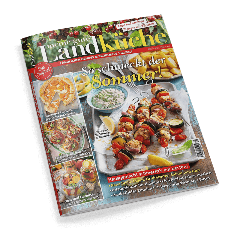 Titelbild der Zeitschrift „meine gute Landküche“ mit dem Schriftzug „So schmeckt der Sommer!“ in Weiß-Gelb vor einem Serviertablett mit gegrillten Gemüsespießen, Zitronenspalten, Bratkartoffeln und Kräuterdip; links abgebildet sind Aprikosen-Kuchen, Paprika-Gerichte und ein Getränk mit Obst sowie die Überschriften „Hausgemacht schmeckt’s am besten!“ und „Obst und Gemüse: Jetzt kochen wir ein“.