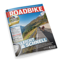 Titelblatt des Magazins „RoadBIKE“ mit rotem Logo auf weißem Hintergrund, zeigt zwei Radsportler auf einer Gebirgsstraße bei sonnigem Wetter. Schlagzeilen u. a.: „LEICHT & SCHNELL“, „SCHÖNES ITALIEN“, „FITNESS“, „Elektro-Pumpen“ und „Sport-BHs“. Im runden Seitenelement ein Radsportmotiv mit Aufschrift „GUT & GÜNSTIG – Test: 8 Alu-Renner mit Shimano‑105‑Ausstattung“.