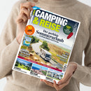 Eine Person in beigefarbenem Strickpullover hält die Zeitschrift „Camping & Reise“ in den Händen, Titelthema „Der perfekte Sommerurlaub in Deutschland und Europa“. Auf dem Cover ein Wohnmobil auf einer kurvigen Landstraße durch grüne Hügel, kleinere Bilder mit Landschaftsmotiven aus Schweiz, Bretagne, Kärnten und Portugal, zusätzlich Textfelder mit Hinweisen zu „Luxus-Reisemobile“, „30 Tipps für die große Fahrt“ und „Vorzelt-Kaufberatung“.