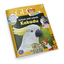Titelblatt des Magazins „GEOlino mini“ mit gelbem Rand und der Überschrift „Schick und schrill: Kakadu“. Im Mittelpunkt ein weißer Kakadu mit gelbem Federkamm vor grünem Hintergrund. Oben rechts ein Foto eines Kindes mit dem Text „Kylian gräbt eine Burg aus“. Unten links runder Ausschnitt mit Miniaturzimmer und Text „Suchen – Erkunde die Puppenstube“, daneben Comicfigur eines lächelnden Tigers mit erhobenem Arm.