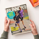 Titelbild des Magazins „Runner’s World“ mit einer weiblichen und einer männlichen Person beim gemeinsamen Lauf auf asphaltierter Straße; beide tragen sportliche Kleidung in Violett- und Blautönen, Sonnenbrillen und Laufschuhe. Aufschriften in Gelb, Blau, Rot und Weiß, darunter „LAUFEN NEXT LEVEL“, „DAS WIRD DEIN SOMMER“ und „PASST! ENDLICH DER RICHTIGE SPORT-BH“. Hände halten das Magazin vor hellem Hintergrund mit orangefarbenem Objekt oben rechts.