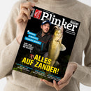 Magazintitel „Blinker – Europas große Angelzeitschrift“, Ausgabe Nr. 6 Juni 2025. Auf dem Cover hält eine männliche Person in dunkler Outdoorjacke und blauer Kappe einen großen, goldgelb schimmernden Zanderfisch. Textaufschriften: „Plattfisch in Massen an deutschen Stränden“, „Juni: Was beißt jetzt am besten?“ und Haupttitel in Gelb „ALLES AUF ZANDER!“. Weitere Themenhinweise unten in Weiß und Blau vor schwarzem Hintergrund.