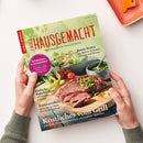 Titelblatt der Zeitschrift „Landlust Einfach Hausgemacht“ mit einem Foto eines aufgeschnittenen gegrillten Steaks auf Holzbrett, daneben Schälchen mit grünem Pesto und ein Salatteller mit Tomaten, Möhren und Blattsalat. Textaufschriften unter anderem: „Erdbeeren & Rhabarber“, „Einfache Rührkuchen“, „Frühkartoffeln“, „Bunte Pestos“ und „Köstliches vom Grill“. Gehalten von zwei Händen über hellem Untergrund.