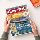 Magazin „Guter Rat“ mit Titelbild eines großen Kreuzfahrtschiffs auf dem Meer bei Sonnenuntergang. Oben roter Schriftzug „Guter Rat“, Themen u. a.: „Das große Kreuzfahrt-ABC – Routen, Kosten, Sicherheit“, „SpaceX: Ein Börsengang der Superlative“, „Gesundes Grillen – Wie Sie ohne Schadstoffe genießen“ und „Elektrische Zahnbürsten im Test“. Gehalten von zwei Händen über hellem Tisch mit orangefarbenem Tablett und Stift.