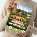 Person in beigefarbenem Strickpullover hält das Juli-2024-Heft der Angelzeitschrift „Blinker“ mit blau-grünem Titelbild. Auf dem Cover steht ein lachender männlicher Angler mit brauner Kappe und Sonnenbrille auf dem Kopf, der einen großen Karpfen vor einem See und einem Baum hält. Hauptüberschrift: „Karpfen an der Oberfläche“. Weitere Texte: „Aale in Gräben“, „Juli-Schleien mit Tüttenricks“, „Urlauber aufgepasst!“, „Vänern-Hechte“, „Bergsee-Forellen“.