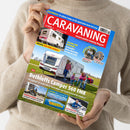 Person in beigefarbenem Strickpullover hält das Magazin „CARAVANING“ Ausgabe 6/2025 mit rotem Titelkopf und dem Untertitel „Europas großes Camping-Magazin“. Auf dem Cover sind Wohnwagen, Camper und eine Familie auf einer Wiese zu sehen. Haupttitel „Dethleffs Camper 560 FMK“, weitere Texte: „EXKLUSIV: Neue ERIBA-Modelle“, „Feeling und Novaline“, „Gadgets für Camper“, „Transportcaravaning“, „DIY-Reparaturen“.
