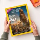Titelbild der Zeitschrift „National Geographic“, Ausgabe Juli 2020, mit gelbem Rand und Haupttitel „Die verlorene Festung der Inka“. Zentrales Bild zeigt mehrere Personen in traditionellen Gewändern vor einem großen Felsen in einer bergigen Landschaft. Zusätzliche Texte: „Rettendes Reptil – Wie eine giftgrüne Schlange ein Paradies erhalten könnte“ und „Amerika feiert – 250 Jahre Unabhängigkeit: Was uns zum Staunen bringt“.