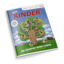 Magazin „Servus Kinder“ mit gezeichneter Titelszene: ein großer Laubbaum auf grüner Wiese, in dem mehrere Kinder unterschiedlichen Alters spielen, lesen und malen; im Hintergrund blauer Himmel mit weißen Wolken, ein Zaun und zwei Kühe. Titelaufschrift „Das Abenteuer deines Lebens – Tausend Ideen für große und kleine Entdecker“, oben Schriftzug „Spielen | Staunen | Raten | Wissen“.