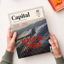 Titelblatt der Zeitschrift „Capital“, Ausgabe 07, mit der Überschrift „MADE IN CHINA“ in großen roten Buchstaben über einem Foto von Solarpanel-Reihen in bergiger Landschaft; weitere sichtbare Texte: „NEUE TECHNOLOGIE – Die Robotikstars kommen nach Europa“ und „AKTIENANLAGE – 15 Qualitätsaktien, die jetzt günstig sind“, gehaltene Zeitschrift von zwei Händen mit grünem Strickpulli vor hellem Hintergrund.