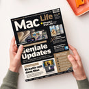Zwei Hände halten die Ausgabe der Zeitschrift „Mac Life – iPhone & iPad Life“ mit schwarzem Titelhintergrund. Im oberen Bereich stehen Überschriften wie „Geniale Updates“ und „Kreativ mit dem Mac“, daneben Bilder von Apple-Geräten wie MacBook, iPhone und Vision Pro. Rechts befinden sich Textkästen mit Themen wie „iPhone-Geheimtipps“, „Mac-Crashkurs“ und „Tests + Praxis“, im Hintergrund eine helle Tischoberfläche mit orangefarbenem Gegenstand.