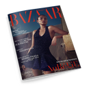 Titelblatt der Zeitschrift „Harper’s Bazaar“. Im Mittelpunkt steht eine weibliche Person in einem dunkelblauen, glitzernden ärmellosen Kleid vor neutralem Hintergrund mit warmem Licht. Text auf dem Cover: „MODE – Sonnengelb, Supershort und Schmuck zum Verlieben“, „23 Gründe zur Freude“, „Paradies Peloponnes“, „Star-Architekt Bjarke Ingels – Über eine neue Form von Luxus“, „GNTM-Gewinnerin Aurélie“.