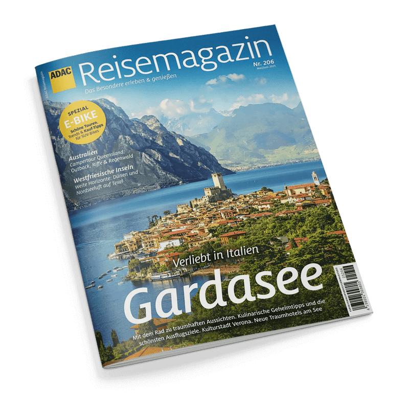 Cover des ADAC Reisemagazins: Stadt am Gardasee vor Bergkulisse, Schlagzeile Gardasee.