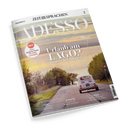 Schräg auf schwarzem Hintergrund liegendes italienisches Sprachmagazin „ADESSO“ von „ZEIT SPRACHEN“ mit der Aufschrift „ITALIENISCH“. Das Titelbild zeigt eine Landstraße mit weißem Oldtimer, Bäumen, Verkehrsschild und Seeufer; sichtbar sind außerdem „Urlaub am LAGO? Ja, aber in Umbrien!“, „Lago Trasimeno“, „NEU! Mehr einfache Texte für mehr Lesespaß“ sowie die Rubriken „VIAGGI“, „ATTUALITÀ“ und „LINGUA“.