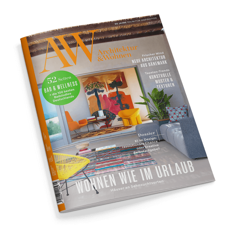 Cover der Zeitschrift AW Architektur & Wohnen. Es zeigt ein helles Wohnzimmer mit farbigen Möbeln und einem großen Gemälde, das nach draußen führt. Hauptschlagzeile: Wohnen wie im Urlaub.