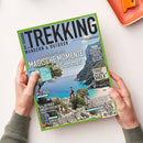Titelblatt des Magazins „Trekking – Wandern & Outdoor“ mit grünem Rand, großem schwarzen Schriftzug und Sommerlandschaft: Küstenpfad über türkisblauem Meer mit Felsen, Bäumen und stehender Person in roter Kleidung. Sichtbare Schlagzeilen: „Magische Momente im Sommer“, „Sardinien – wilde Küstenpfade“, „15 Seiten Spezial: Allgäu erleben“, „Faszination Klettersteig“ und „Approachschuhe zwischen Weg und Wand“.