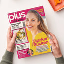 Titelbild der Frauenzeitschrift „plus für mich“, Ausgabe 07/2026. Zentrale Darstellung einer lächelnden weiblichen Person in gelber Bluse vor hellem Hintergrund. Hauptüberschrift „Starker Rücken“, weitere Texte: „Mama, erzähl doch mal!“, „Sommer auf dem Teller“, „Höhere Rente mit cleverem Antrag“, „Cool bei Hitze“ und „Meine große Freiheit im Camper“. Hände halten das Magazin über hellem Tisch mit orangefarbenem Objekt oben rechts.