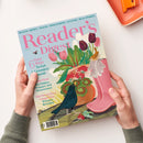 Titelblatt der Zeitschrift „Reader’s Digest“ (Mai 2024) mit hellblauem Hintergrund, rosafarbener Überschrift und Illustration eines Blumentopfs mit Tulpen, grünen Blättern, rosa Gartenhandschuhen, pinken Gummistiefeln und einem schwarzen Vogel im Vordergrund. Textausschnitte: „6 Easy Ways To Get A Green(er) Thumb“, „100-Word-Story Competition Winners Revealed“, „Sean Penn On Politics, Pressure And Perseverance“.