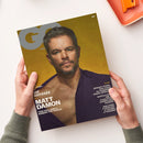 Titelblatt der Zeitschrift „GQ Germany“ Ausgabe Nr. 3 mit einem Mann mit kurzem Haar und Dreitagebart vor gelbem Hintergrund, trägt ein geöffnetes dunkelviolettes Hemd; sichtbare Texte u. a.: „Die Odyssee mit Matt Damon“, „Tom Holland & Robert Pattinson“, „Jeremy Pope: Der Star in unserer Pride-Special“, „Watch-Design: Die coolsten Uhren der Saison“ sowie „WM 2026: 5 Spieler, 5 Teams, 5 Träume“. Hände halten das Magazin auf hellem Untergrund.