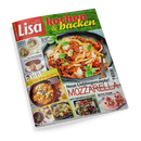 Titelbild der Kochzeitschrift „Lisa – kochen & backen“, Ausgabe Juli/August 2026, mit großem Foto eines Pasta-Gerichts mit Tomaten, Mozzarella und Basilikum auf dunklem Teller. Textaufschriften: „Neue Lieblingsrezepte! Mozzarella“, „Extra 16 Seiten Spar-Rezepte“, „Jetzt grillen“, „Muffin-Träume“, „No-Bake-Kuchen“, „Zucchini & Bohnen“. Mehrere kleinere Speisenfotos auf hellem Hintergrund, oben grüner Schriftkopf mit gelbem Untertitel.
