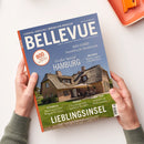 Zwei Hände halten das Immobilien-Magazin „BELLEVUE“ mit blauem Titelkopf und der Aufschrift „Europas größtes Immobilien-Magazin“. Auf dem Cover ist ein reetgedecktes Haus aus Backstein mit Garten und Terrassenmöbeln zu sehen. Textinhalte: „Großes Special Hamburg“, „Lieblingsinsel – Sylt zwischen Sehnsucht und Realität“, „800 Angebote aus aller Welt“, „Häuser unter 250.000 Euro“, sowie Themen zu Österreich, Spanien und New York.