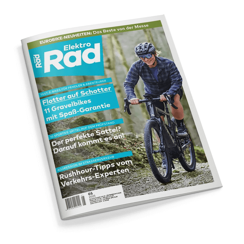 Titelbild der Zeitschrift „Elektro Rad“ mit einer lächelnden Person auf einem schwarzen Gravelbike im Wald, bekleidet mit blau gemustertem Hemd, Helm und Sonnenbrille; sichtbare Schlagzeilen: „Flotter auf Schotter – 11 Gravelbikes mit Spaß-Garantie“, „Der perfekte Sattel? – Darauf kommt es an“, „Rushhour-Tipps vom Verkehrs-Experten“, Magazinlogo oben links, grüne Kopfzeile: „EUROBIKE-NEUHEITEN: Das Beste von der Messe“.