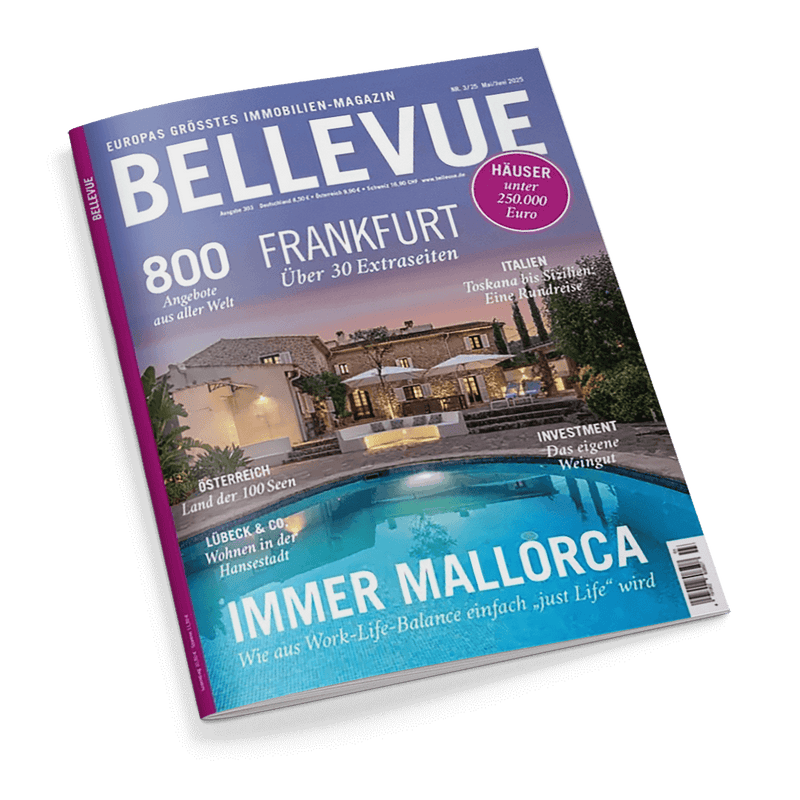 Cover des Magazins BELLEVUE mit einem luxuriösen Haus und Pool bei Nacht; Hauptschlagzeile IMMER MALLORCA.