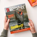 Auf weißem Untergrund halten zwei Hände eine schräg liegende Angelzeitschrift mit dem Logo „Blinker“ und dem Titel „Heilbutt“. Das Cover zeigt eine männliche Person mit orangefarbener Schwimmweste, die einen großen grauen Fisch vor einer Wasser- und Landschaftskulisse hält; lesbare Texte nennen „Europas Angelzeitschrift“, „Fliegenfischen“, „Bachforelle trocken fangen“, „Norwegens spannendster Räuber“, „Spinnfischen Light“, „Naturköder Light“ und „Schnurklassen“.