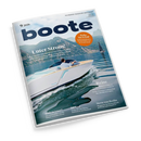 Schräg fotografiertes Cover der Zeitschrift „boote“ mit weißem Elektro-Sportboot auf einem See vor bewaldeten Bergen; eine männliche Person mit kurzen braunen Haaren und weißem Oberteil sitzt am Steuer, rechts ist ein Segelboot erkennbar. Sichtbare Texte: „Unter Strom!“, „Ruhe im Schiff“, „Reise“, „Bootsteuer?“ und „Im Test“.