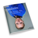 Schräg liegendes Cover des Magazins „brand eins“ mit weißem Rand und grauem Hintergrund. Darauf eine weibliche Person mit blondem Haar und blauem Oberteil; sichtbare Texte: „brand eins“, „Das geht!“, „Wie du mich siehst, bestimme ich.“, „brandeins.de“ und „Schwerpunkt Schönheit“.
