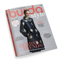 Schräg fotografierte Ausgabe des Modemagazins „burda style“ vor schwarzem Hintergrund. Auf dem hellgrauen Cover steht eine weibliche Person in dunkelblauem Mantel mit hellen Kreismustern und Brosche; sichtbar sind „Nähen aus Leidenschaft“, „Wow! Großes Runway Special“, „Deep Purple“, „Power Looks“ und „Herbst Trends!“.