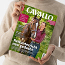Schräg gehaltenes, farbiges „CAVALLO“-Reitsportmagazin mit glänzendem Papier, braunem Pferd mit weißer Blesse und einer weiblichen Person in bordeauxfarbenem Oberteil auf grünem Hintergrund. Sichtbare Texte: „PROFI-TIPPS FÜR STARKE SEHNEN“, „DEUTSCHLANDS MEISTVERKAUFTES REITSPORT-MAGAZIN“, „Sportliches Vorbild“, „Das steckt im Mash“ und „Reitunterricht neu gedacht“; das Magazin wird von Händen vor einem beigefarbenen Strickpullover gehalten.