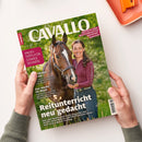 Aufgeschlagene Zeitschrift „CAVALLO“ mit dem Untertitel „Deutschlands meistverkauftes Reitsport-Magazin“, gehalten von zwei Händen. Das Cover zeigt ein braunes Pferd mit weißer Stirnzeichnung und eine weibliche Person im burgunderroten Oberteil; sichtbare Texte: „Profi-Tipps für starke Sehnen“, „Das steckt im Mash“ und „Reitunterricht neu gedacht“.
