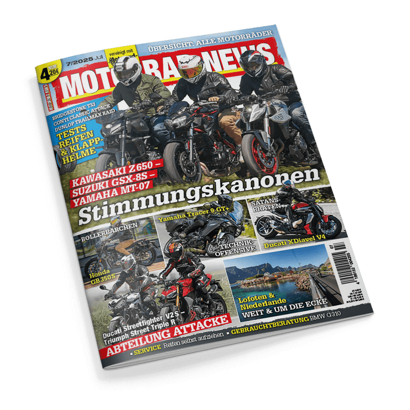 Titelbild der Zeitschrift „Motorrad News“ Ausgabe Juli 2025 mit drei Motorradfahrenden in Schutzkleidung und Helmen auf roten, schwarzen und grauen Naked Bikes, mittig große Schlagzeile „Stimmungskanonen“, darunter kleinere Bilder mit Maschinen wie Ducati XDiavel V4, Yamaha Tracer 9 GT und Honda CB350S sowie Texten wie „Abteilung Attacke“, „Technik-Offensive“ und „Lofoten & Niederlande – Weit & um die Ecke“.