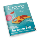 Cicero Magazin Cover: Eine Person fällt mit einem Gleitschirm in Form einer Weltkarte unter blauem Himmel. Hauptschlagzeile: Im freien Fall – Wie Deutschland sich dem Epochenbruch verweigert.