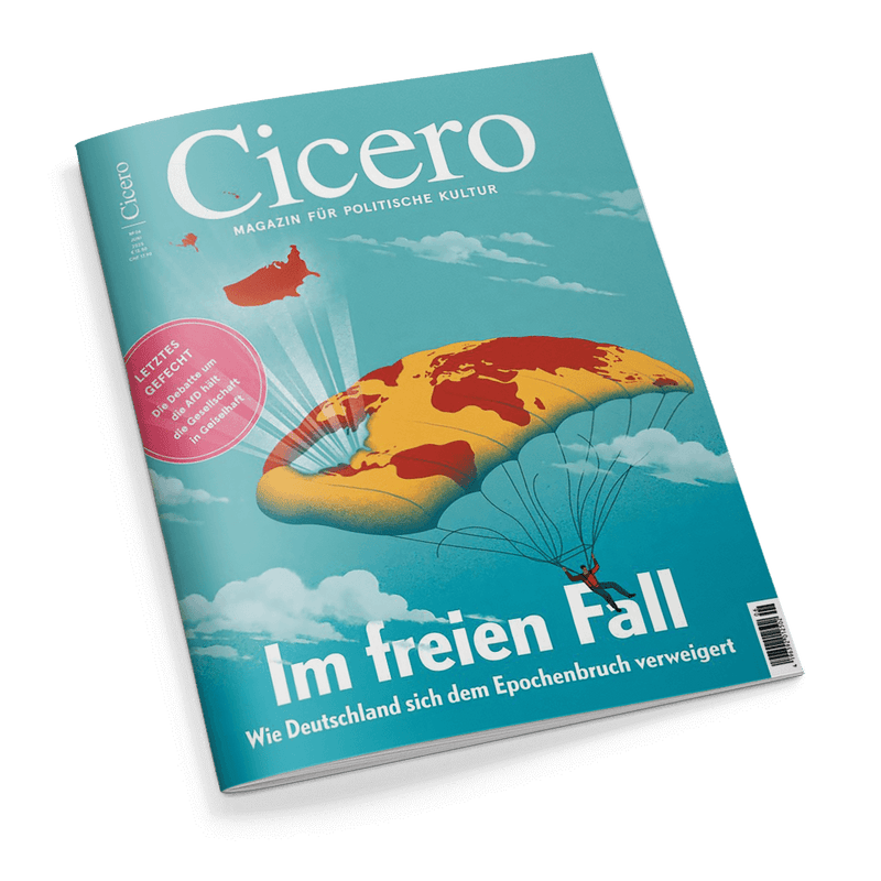 Cicero Magazin Cover: Eine Person fällt mit einem Gleitschirm in Form einer Weltkarte unter blauem Himmel. Hauptschlagzeile: Im freien Fall – Wie Deutschland sich dem Epochenbruch verweigert.
