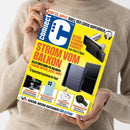 Weibliche Person im beigefarbenen Strickpullover hält ein schräg fotografiertes, gelb-blaues „connect“-Magazin. Sichtbare Titeltexte: „SONY VS. APPLE: DUELL DER LUXUS-KOPFHÖRER“, „ULTRA STARKE KAMERA PHONES von Vivo & Oppo“, „STROM VOM BALKON“, „ALLES ÜBER MINI-PV-ANLAGEN“ und „SOCIAL-MEDIA-RATGEBER FÜR ELTERN“; abgebildet sind Kopfhörer, Kameratelefon, Solaranlage, Smartphones, Ohrhörer und eine Smartwatch.