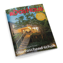 Titelblatt der Wohnzeitschrift „Das Haus“ mit rotem Logo und Unterzeile „Bauen – Wohnen – Schöner leben“, zeigt eine modernisierte 60er-Jahre-Wohnung im Grünen mit beleuchteter Terrasse, breiter Treppe und umgebender Bepflanzung bei Abendlicht; hervorgehobene Texte: „Überraschend schön“, „Erdwärmekörbe: Viel Energie trotz wenig Fläche“, „Nützliche Geräte für Heimwerker“ und gelber Kreis mit „Diese Kindermöbel wachsen mit“.