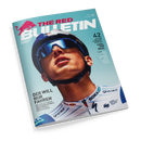 Magazincover „The Red Bulletin“ mit hellblauem Hintergrund; zentral eine männliche Person mit Fahrradhelm, Sonnenbrille und Rennbekleidung mit Logos „BORA“, „hansgrohe“, „grenke“ und „UCI World Team“. Titelaufschrift in Rot und Weiß, darunter Text: „Der will nur fahren – wie Tour-de-France-Held Jai Hindley in seiner Idylle die Ruhe der Stille findet“. Rechts Ankündigung „42 Seiten Sommer-Special – Feel the Real“ und weitere Textzeilen zu enthaltenen Beiträgen.