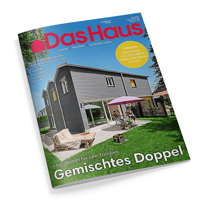 Cover des Magazins Das Haus, Mai 2025. Ein modernes graues Doppelhaus mit Garten und Terrasse, auf der zwei Personen unter einem lila Sonnenschirm sitzen. Hauptschlagzeile: Gemischtes Doppel.